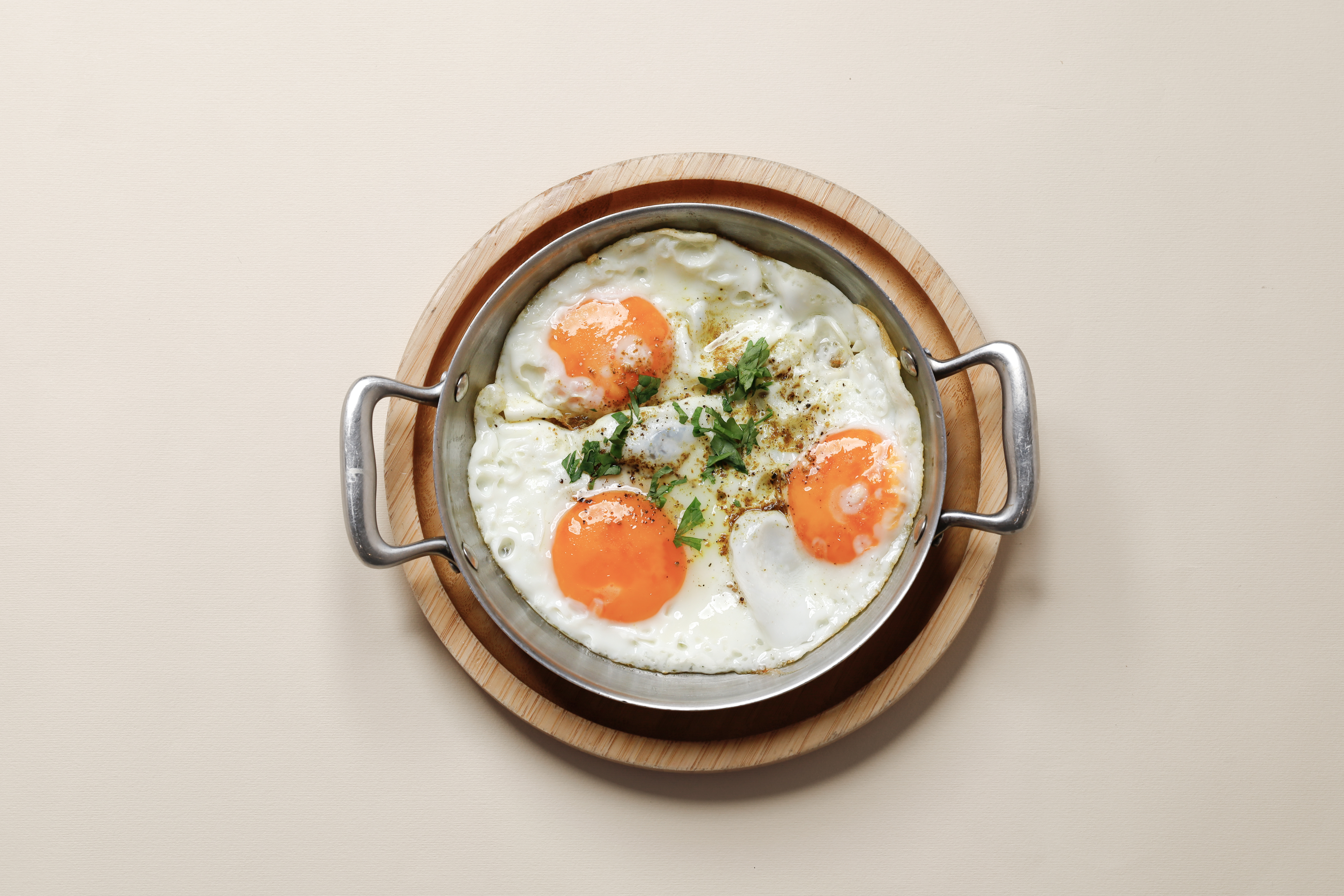 بيـــض عيــون